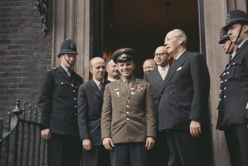 Z Jurije Gagarina se stala ikona komunismu. Na snímku s britským premiérem Haroldem Macmillanem