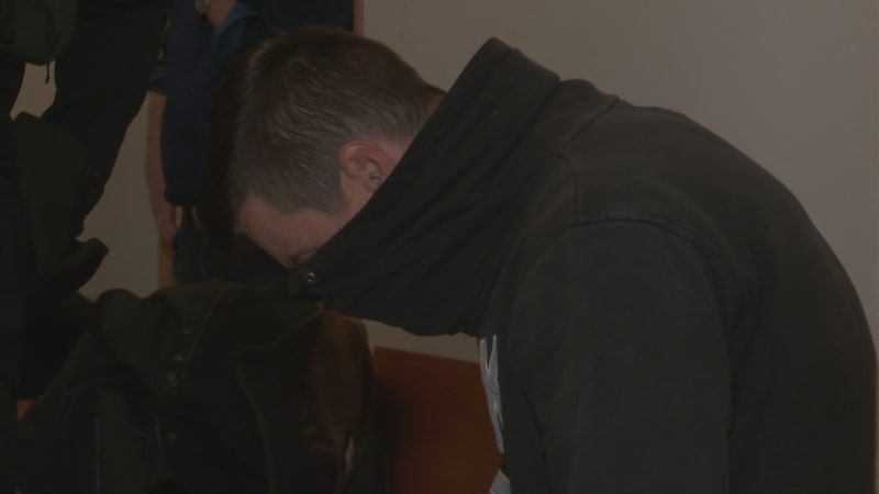 Agresora, který měl v Plzni pobodat dva muže, soud poslal do vazby