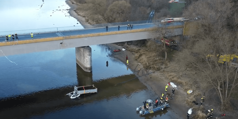 Řidič nákladního auta sjel v pondělí po nárazu do svodidel na mostě u obce Svatý Jan na Příbramsku do Slapské přehrady.