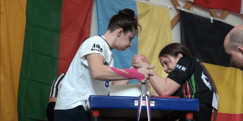 Do Dolního Bousova na Jičínsku se o víkendu sjeli z několika zemí soutěžící v armwrestlingu.