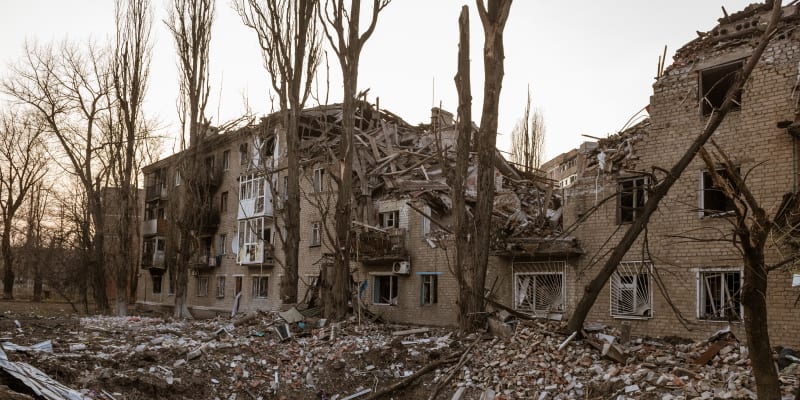 Ruské ostřelování zničilo obytné domy v Avdijivce (23. 3. 2023)