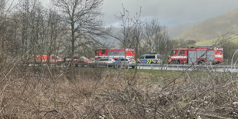 Dva lidé zemřeli při pondělní dopravní nehodě na silnici číslo 62 mezi Ústím nad Labem a obcí Povrly