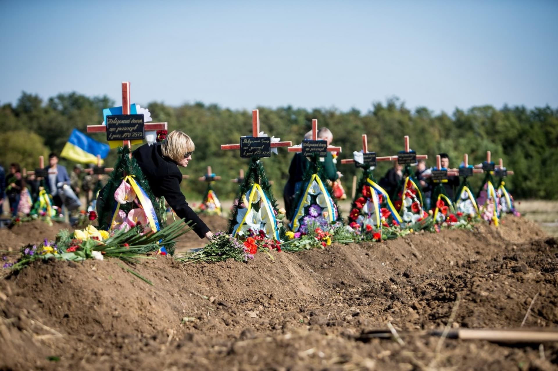 Pohřeb ukrajinských vojáků zabitých v bitvě u Ilovajsku, který proběhl na hřbitově v Záporožské oblasti v roce 2014