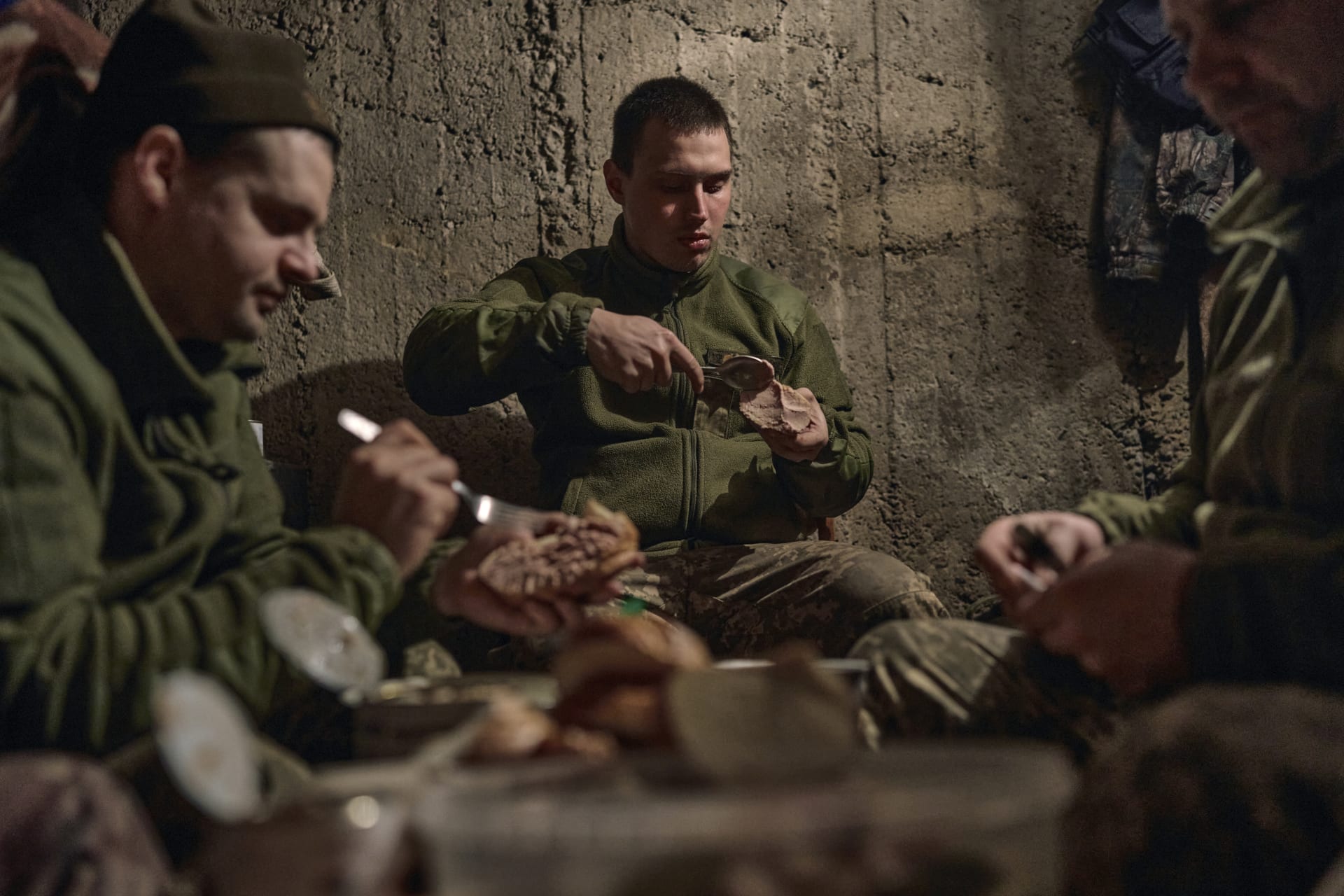 Ukrajinští vojáci poblíž Bachmutu. (25. 3. 2023)