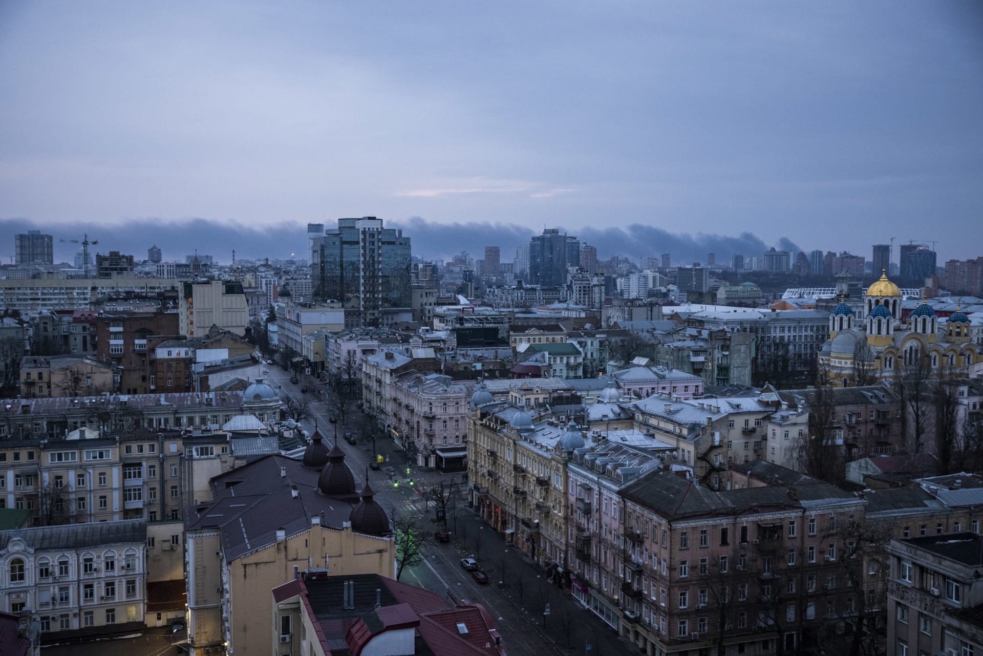 Po výbuchu, který otřásl hlavním městem krátce před šestou hodinou ranní místního času, se nad centrem Kyjeva valí dým. (9. 3. 2023)