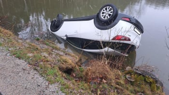 Drama na Jindřichohradecku: Seniorka sjela autem do rybníka, život jí zachránil další řidič