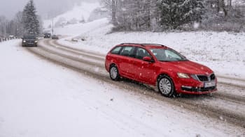 Sledujte RADAR: Přes Česko se valí sníh, na silnicích hrozí kalamity. Jak je na tom váš kraj?