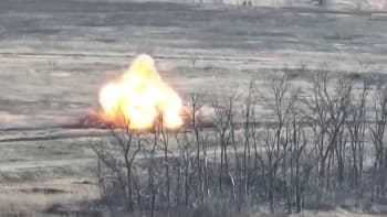 Dálnice do pekla. Sebevražedný dron zlikvidoval ruské obrněnce i s vojáky, ukazuje video