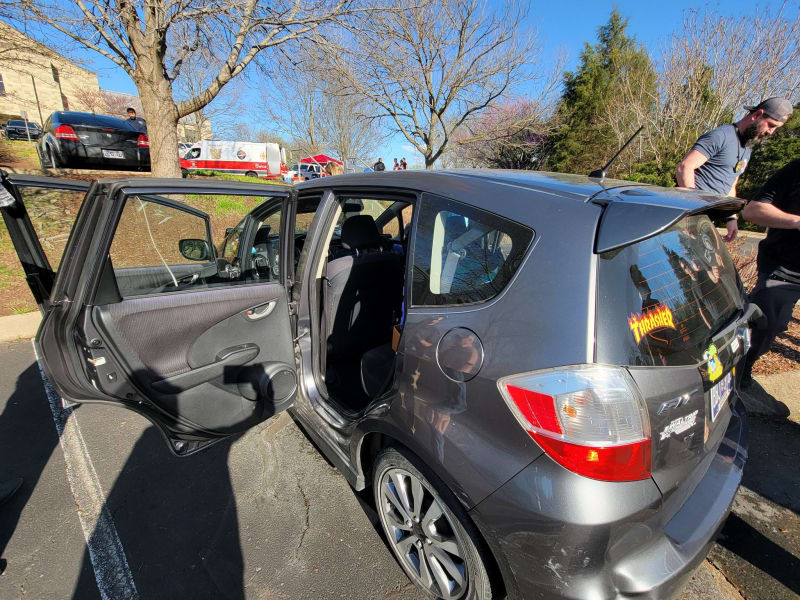 Útočnice k budově vzdělávacího zařízení Covenant School přijela v klidu pomocí osobního auta značky Honda.