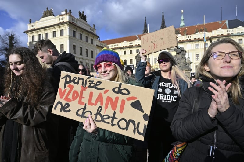 Vysokoškolští pedagogové i studenti v úterý v celém Česku protestovali proti nízkým platům vyučujících humanitních a společenskovědních oborů.