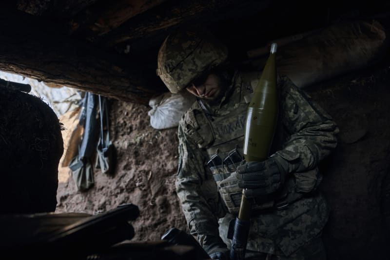 Ukrajinský voják poblíž Bachmutu (24. 3. 2023)
