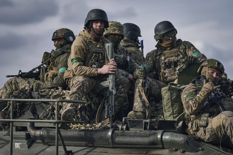 Ukrajinští vojáci poblíž Bachmutu (26. 3. 2023)