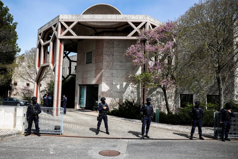 Při střelbě v islámském centru v Lisabonu zemřeli dva lidé. Na místě je policie (28. 3. 2023).