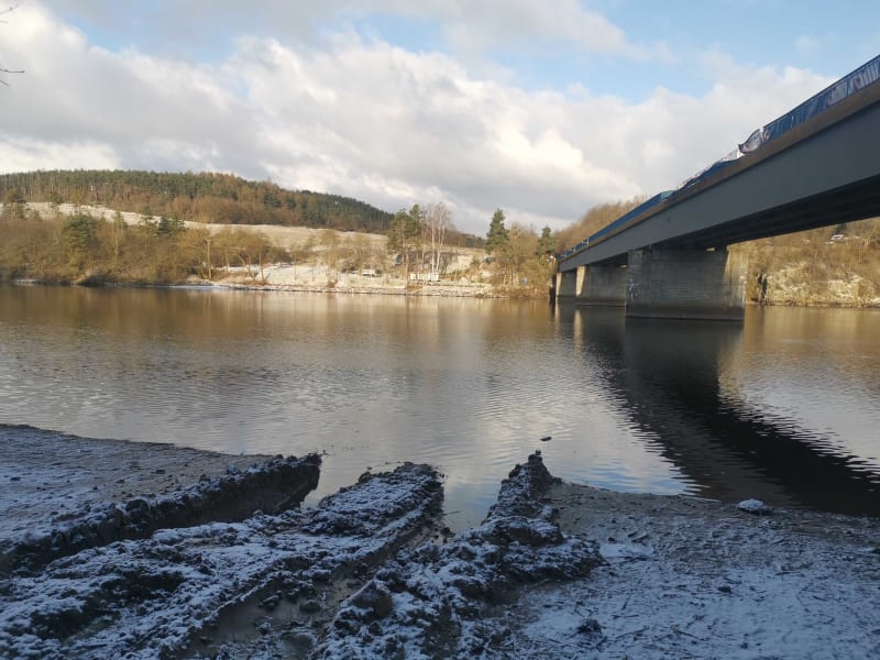 Poničené zábradlí na Mostě přes Slapskou přehradu (28. 3. 2023)