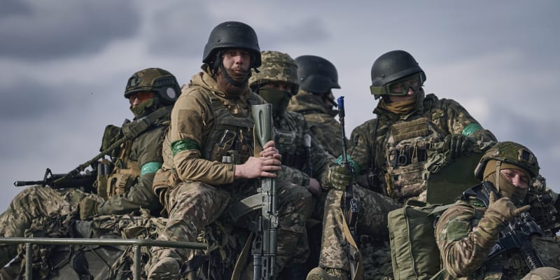 Ukrajinští vojáci poblíž Bachmutu (26. 3. 2023)