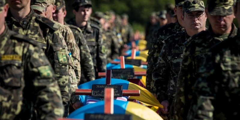 Pohřeb ukrajinských vojáků zabitých v bitvě u Ilovajsku, který proběhl na hřbitově v Záporožské oblasti v roce 2014