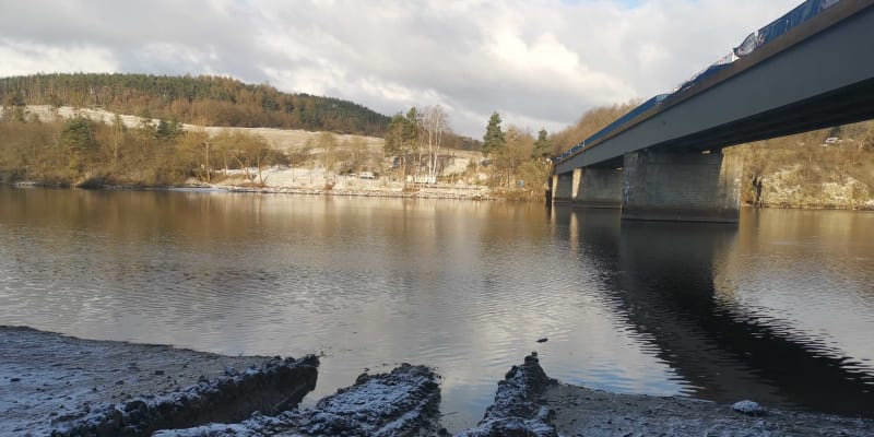 Poničené zábradlí na Mostě přes Slapskou přehradu (28. 3. 2023)