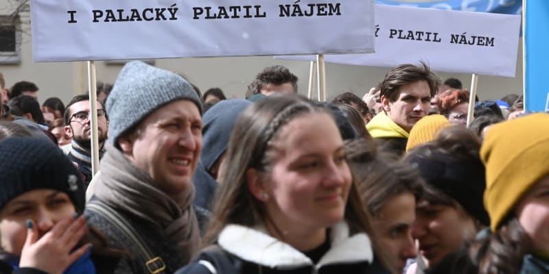 Vysokoškolští pedagogové i studenti v úterý v celém Česku protestovali proti nízkým platům vyučujících humanitních a společenskovědních oborů.