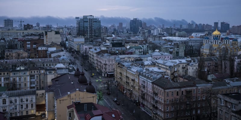 Po výbuchu, který otřásl hlavním městem krátce před šestou hodinou ranní místního času, se nad centrem Kyjeva valí dým. (9.3.2023)