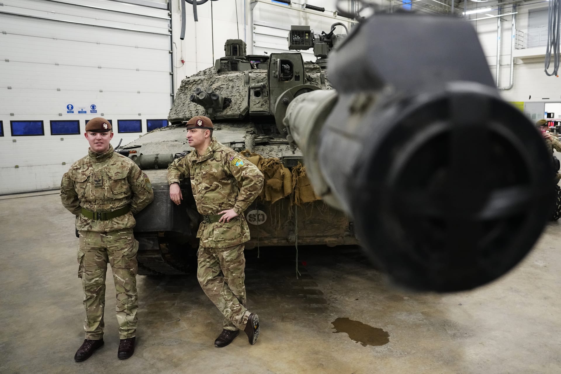 Britští vojáci vedle tanku Challenger 2