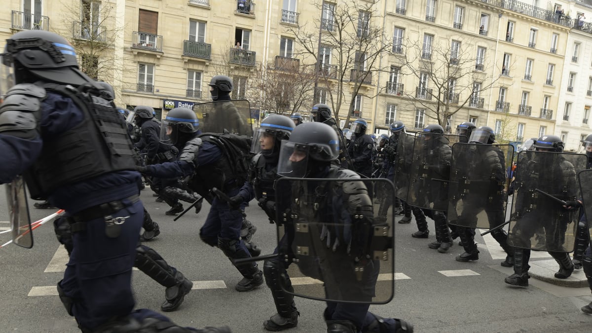 Policisté ve Francii tvrdě zasahovali. 