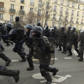 Policisté ve Francii tvrdě zasahovali. 