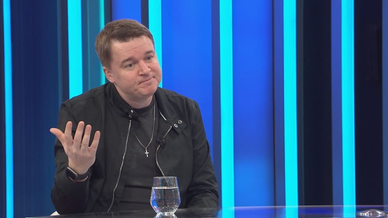 Scenárista Petr Kolečko v pořadu Nový den ukázal prsten.