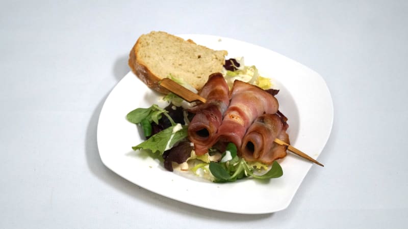 Mini špízy ve slanině s domácí bagetkou a salátem