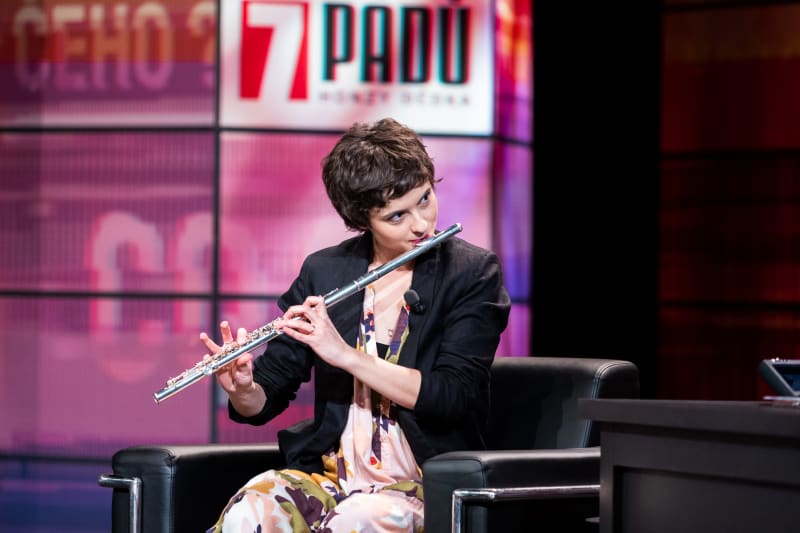 Eva Podzimková v 7 pádů Honzy Dědka zahrála na příčnou flétnu.