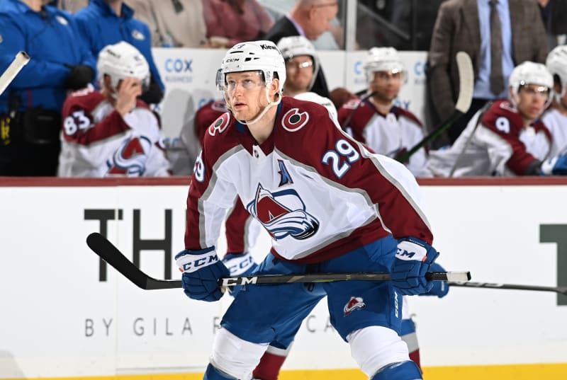 Nathan MacKinnon z Colorada bude od příští sezony nejlépe vydělávajícím hráčem NHL.