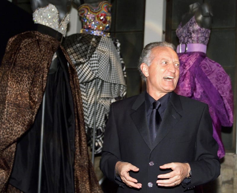 Gianni Versace před 45 lety představil první dámskou kolekci pod značkou Versace.