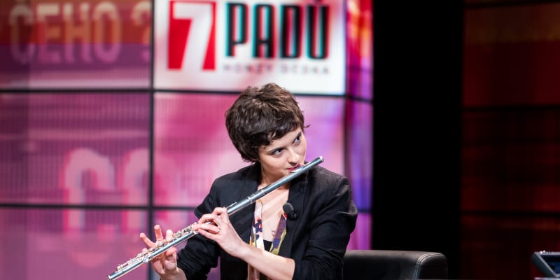 Eva Podzimková během 7 pádů Honzy Dědka zahrála na příčnou flétnu.