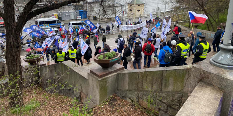 Demonstrující před Strakovou akademií. (29.3.2023)