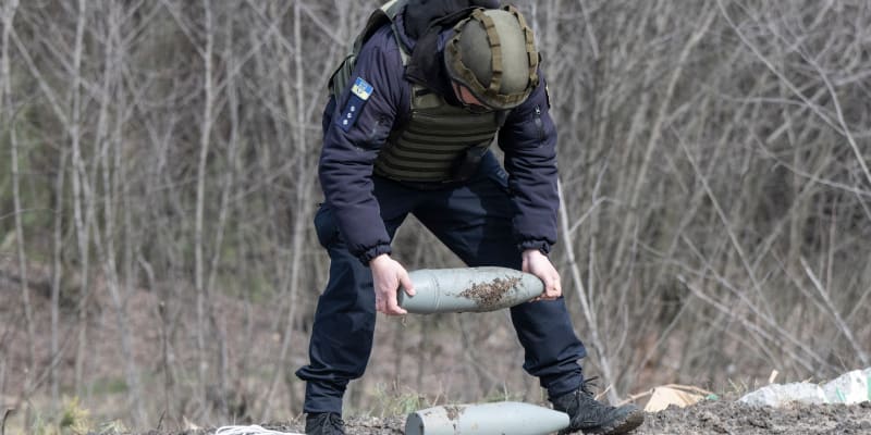 Práce pyrotechniků u ukrajinského Hostomelu