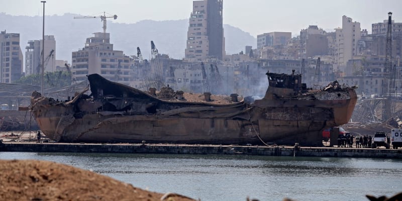 Největší přístav východního Středomoří po explozi tisíců tun hnoiv