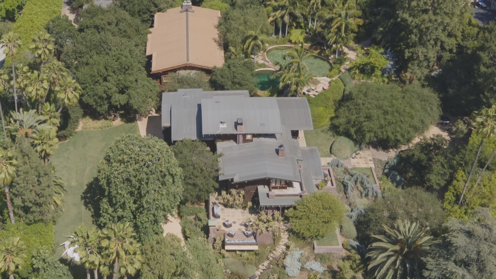 Brad Pitt nemovitost v LA koupil před devětadvaceti lety za pouhých 1,7 milionu dolarů (okolo 37 milionů korun) od známé hororové ikony, herečky Cassandry Peterson (71) Brad Pitt prodal své sídlo v Los Angeles za 850 milionů korun
