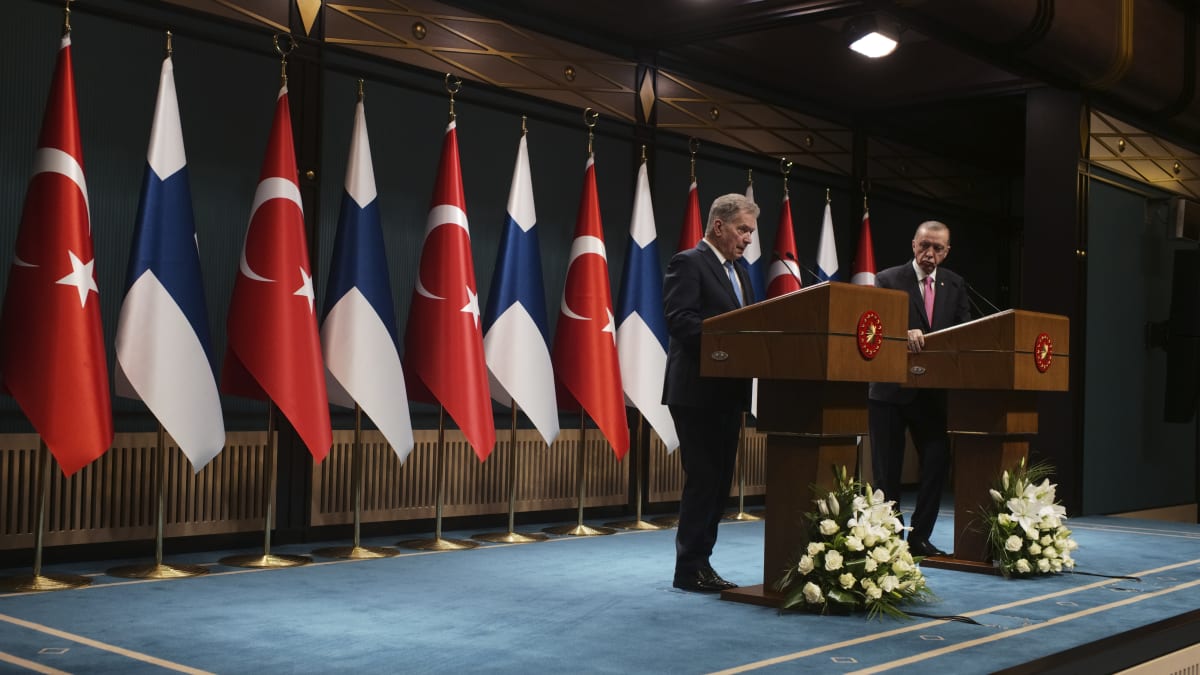 Turecký prezident Recep Tayyip Erdogan (vpravo) a finský prezident Sauli Niinistö (vlevo)