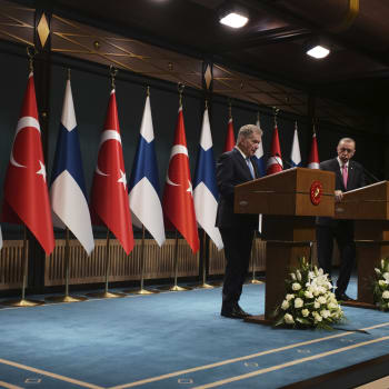 Turecký prezident Recep Tayyip Erdogan (vpravo) a finský prezident Sauli Niinistö (vlevo)