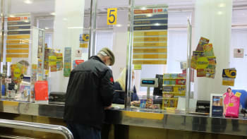 Česká pošta propustila 600 zaměstnanců z poboček. Dalších až 350 lidí skončí v logistice