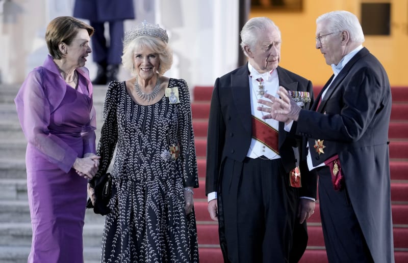 Královna-choť Camilla okouzlila Německo svým outfitem.