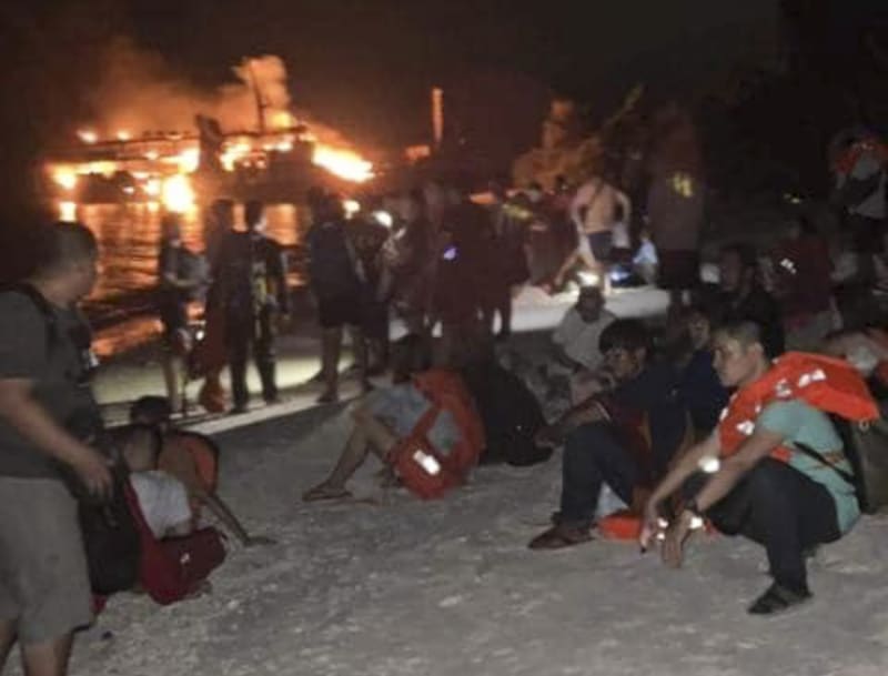 Nejméně 31 lidí zahynulo kvůli požáru trajektu na jihu Filipín.
