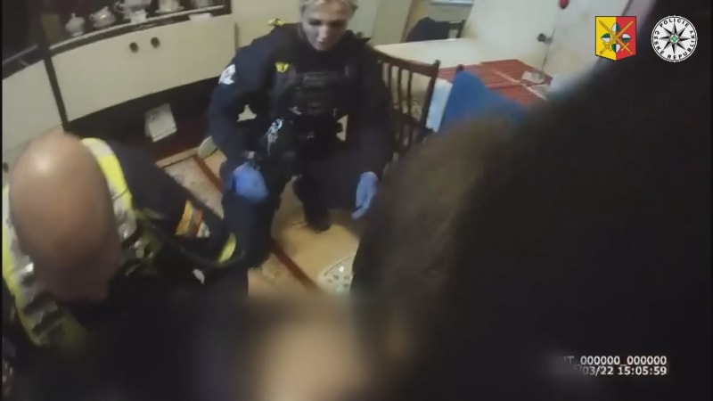 Senior v bytě zkolaboval, život mu zachránili policisté
