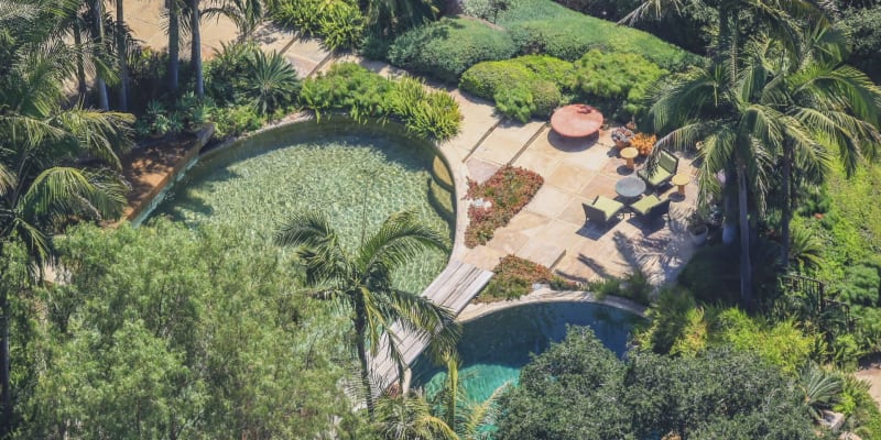 Brad Pitt na svém sídle vybudoval bazén, tenisový kurt a další atrakce, včetně skateparku či obrovského rybníku Koi