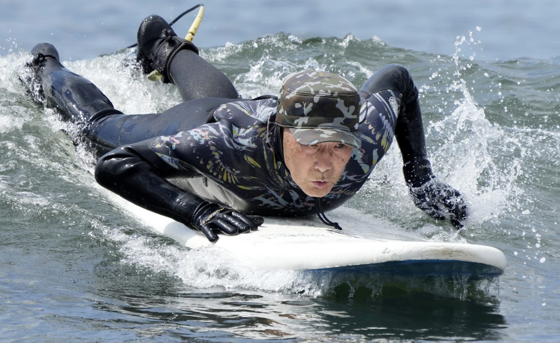 Sano je v necelých 90 letech nejstarším surfařem na světě.