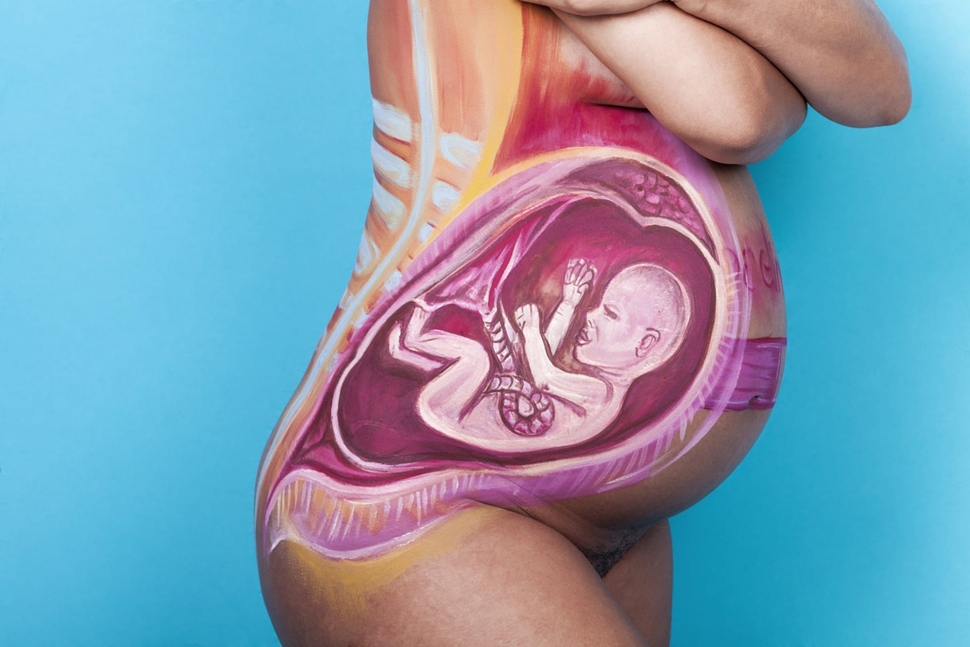 Malování na těhotenské bříško je oblíbenou technikou pro zaznamenání vzpomínky.