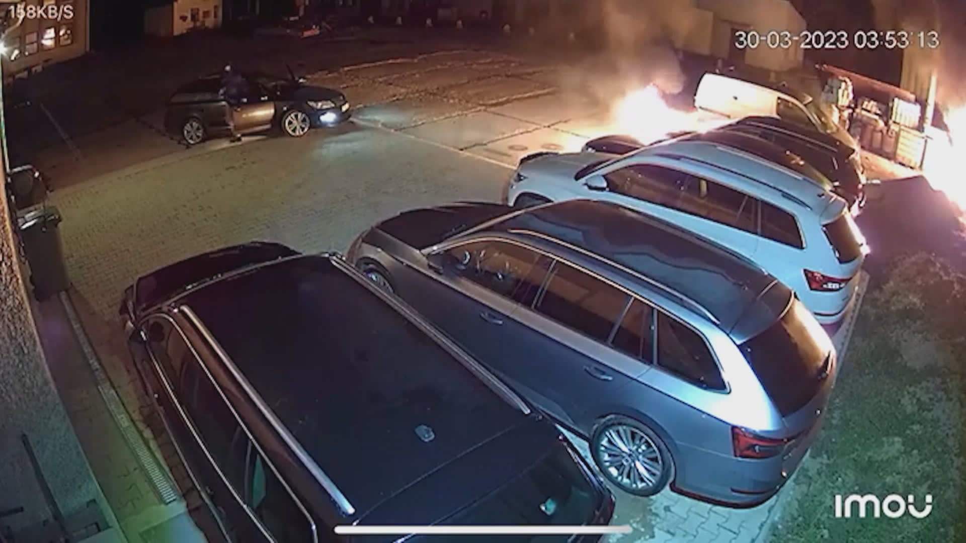 Muži na Slovensku zapálili několik aut.