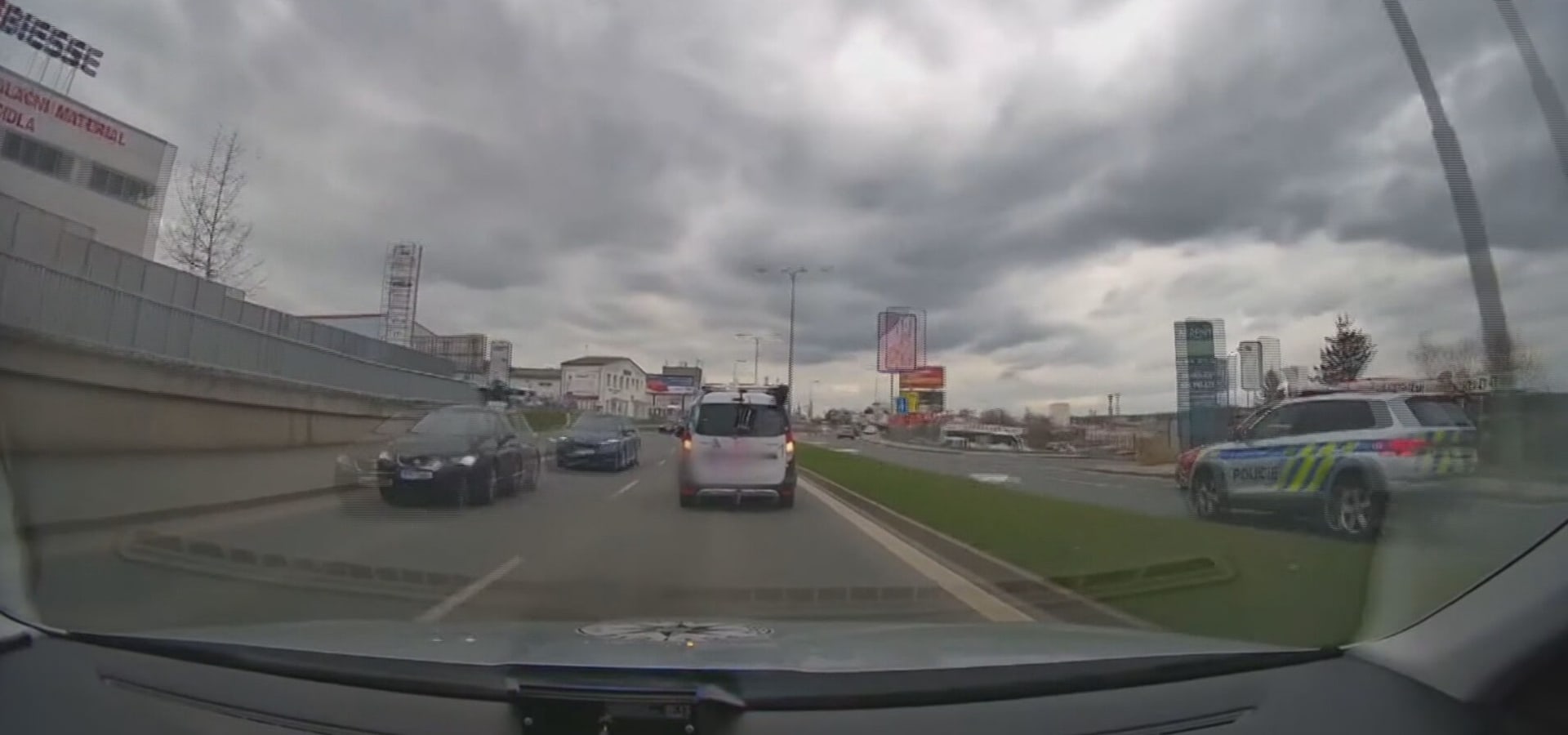 Zfetovaný řidič v Plzni ohrožoval lidi benzince. Při úprku před policisty porušil, co mohl