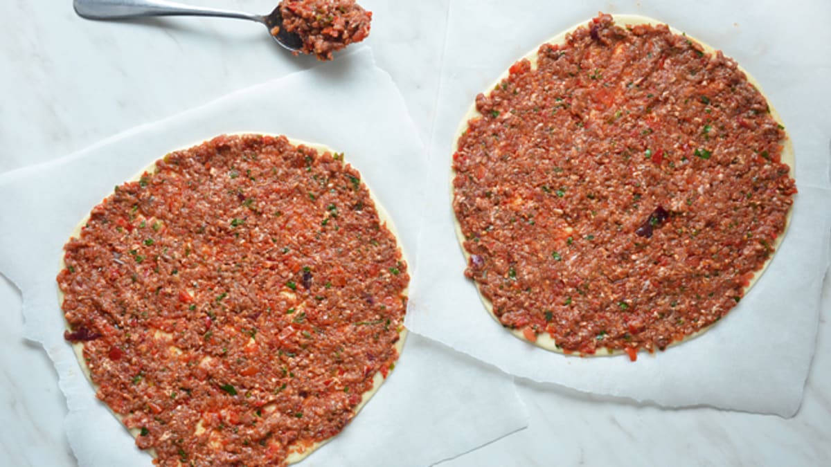Lahmacun: Turecká pizza s mletým hovězím masem a paprikou