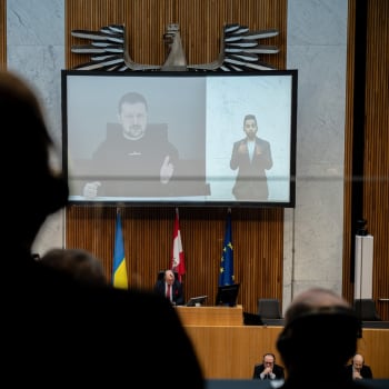 Volodymyr Zelenskyj promluvil v rakouském parlamentu, část poslanců při jeho projevu však odešla.