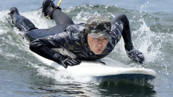 Veterán s duší mladíka. Japonec poprvé stoupl na surf v 80 letech, skončí až po stovce